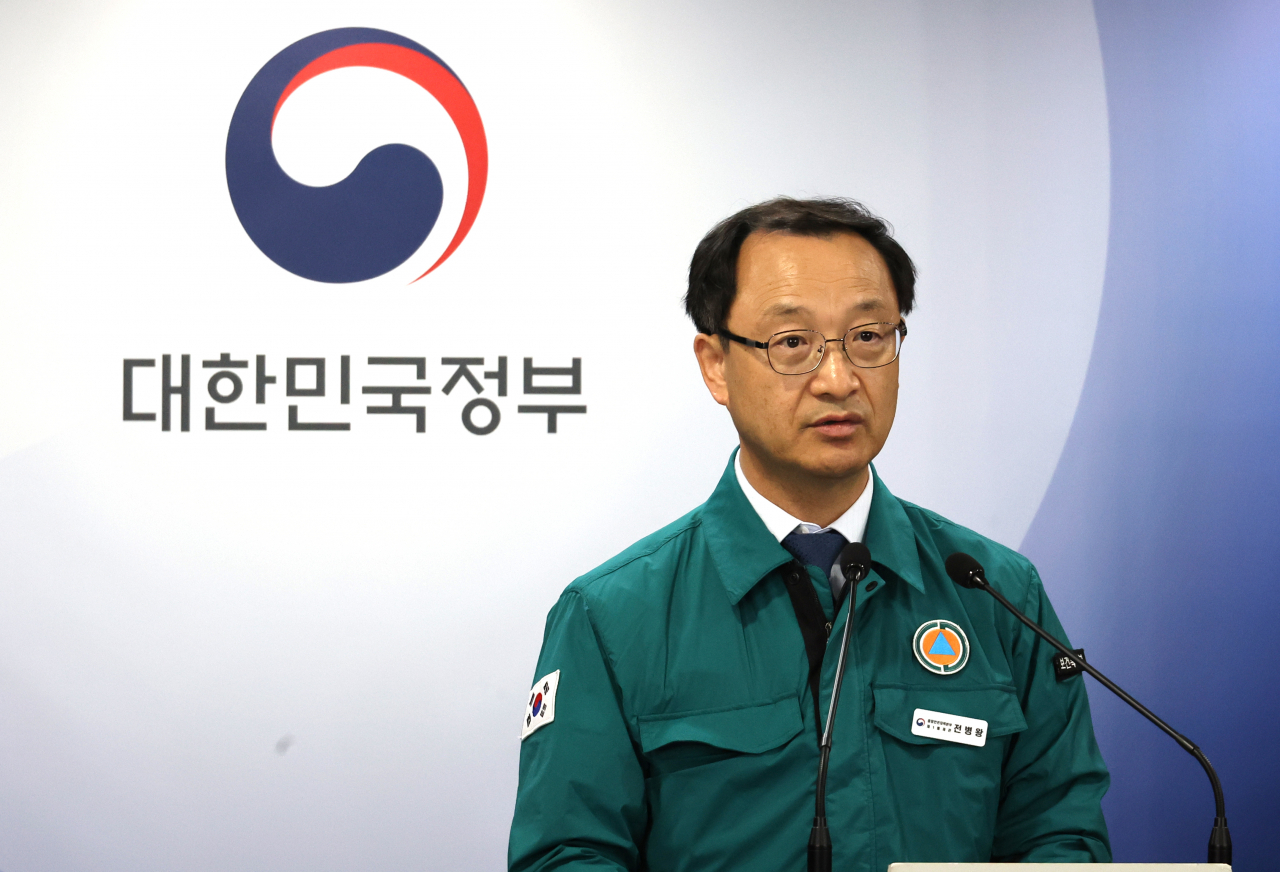 전병왕 의사 집단행동 중앙재난안전대책본부(중대본) 제1통제관(보건복지부 보건의료정책실장)이 31일 종로구 정부서울청사에서 중대본 브리핑을 하고 있다.[연합]