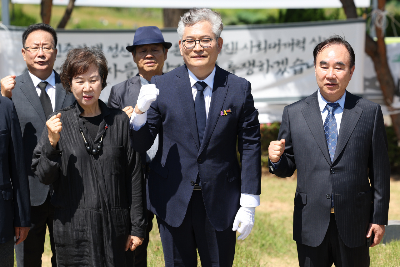 소나무당 송영길 대표가 31일 오전 광주 북구 민족민주열사 묘역을 참배한 뒤 '님을 위한 행진곡'을 부르고 있다. 송 대표는 민주당 돈 봉투 의혹 사건으로 구속됐다가 전날 보석으로 풀려났다. 연합뉴스