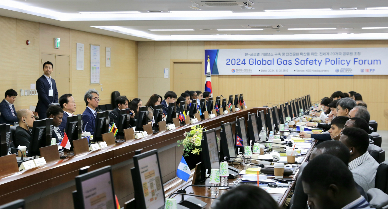 박경국 한국가스안전공사 사장이 31일 충북혁신도시 음성군 본사에서 열린 ‘2024 글로벌 가스안전 정책공유 포럼’을 주재하고 있다.[한국가스안전공사 제공]