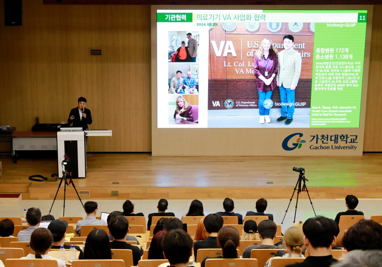 가천대가 31일 개최한 바이오헬스 글로벌 우수 연구자 기술교류회에서 가천대 바이오헬스혁신플랫폼사업단 김영주 단장이 기조발언을 하고 있다.[가천대 제공]
