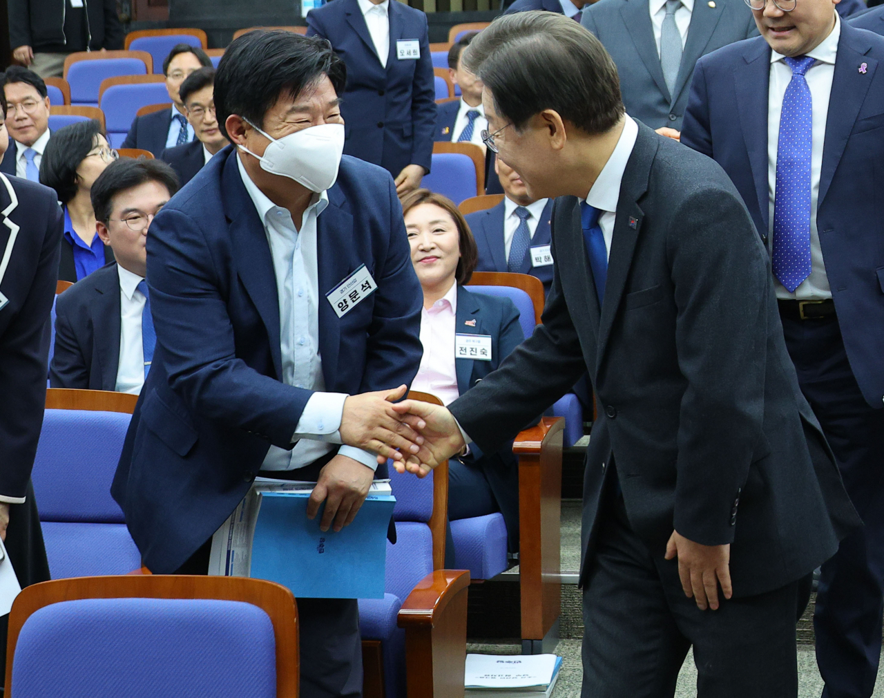 이재명 더불어민주당 대표가 16일 오후 국회에서 열린 더불어민주당 초선 당선자 워크숍에서 양문석 의원과 악수하고 있다. [연합]