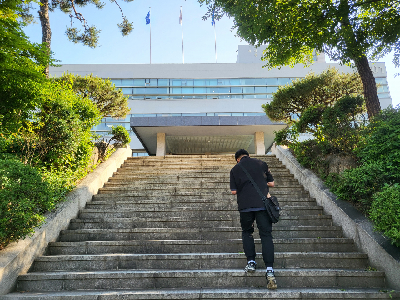 한국에서 나고 자라 서울 소재 대학에 재학 중인 박요한(20·가명)씨가 대학교 캠퍼스를 걷고 있다. 요한은 초중고등학교를 미등록 외국인 상태로 지냈으나 지난 2022년 법무부의 한시적 체류허가 제도로 학업 비자를 받은 뒤 지난해 유학생 비자로 바꿨다. [박혜원 기자]