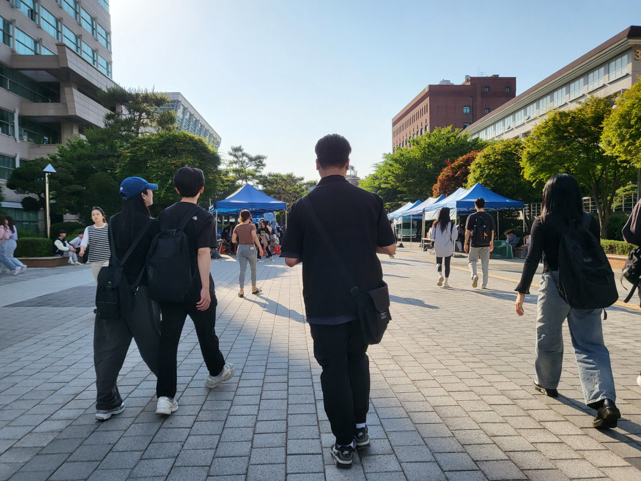 요한이 축제 준비가 한창인 대학가를 걷고 있다. [박혜원 기자]