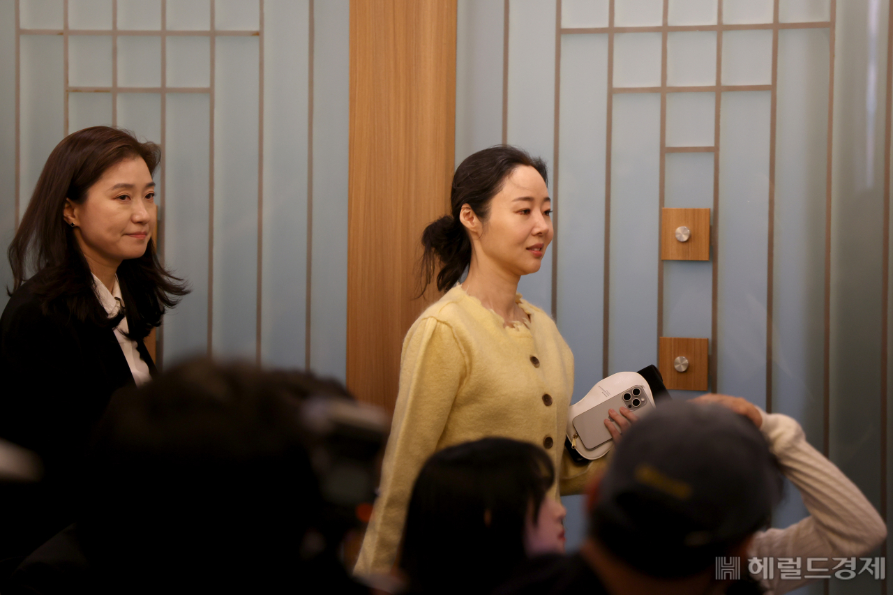 민희진 어도어 대표가 31일 오후 서울 중구 프레스센터에서 열린 어도어 임시주주총회 관련 기자회견에 참석하고 있다. 민 대표는 전날 법원이 의결권 행사 금지 가처분 신청을 받아들이면서 유임에 성공했다. 임세준 기자
