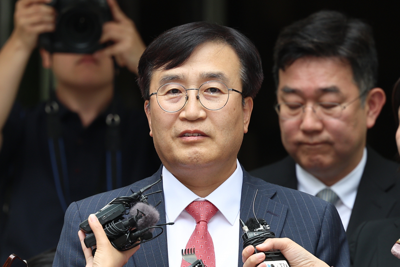 노소영 아트센터 나비 관장의 법률대리인인 김기정 변호사가 30일 오후 서울 서초구 서울고등법원에서 열린 최태원 SK그룹 회장과 노 관장의 이혼소송 2심 선고 공판을 마친 뒤 취재진 질문에 답하고 있다. 서울고법 가사2부는 이날 최 회장과 노 관장의 이혼 소송에서 "원고(최 회장)가 피고(노 관장)에게 위자료 20억원, 재산분할로 1조3808억원을 지급하라"고 판결했다. 연합뉴스