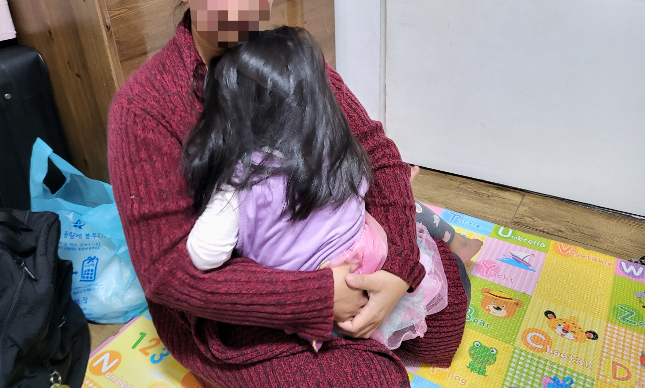 미등록 외국인 미혼모 소피(40·가명)씨가 서울 용산구 거주지에서 헤럴드경제와 인터뷰를 하고 있다. 박혜원 기자