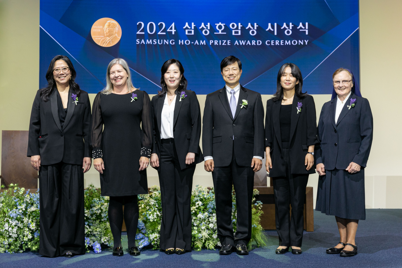 삼성호암상 수상자들이 5월 31일 서울신라호텔 다이너스티홀에서 열린 ‘2024 삼성호암상 시상식’에서 기념 촬영을 하고 있다. 과학상 화학·생명과학부문 혜란 다윈(왼쪽부터) 뉴욕대 교수, 과학상 물리·수학부문 킴벌리 브릭먼 美 국립표준기술연구소 연구원(故 남세우 美 국립표준기술연구소 연구원 대리 수상, 배우자), 공학상 이수인 워싱턴대 교수, 의학상 피터 박 하버드의대 교수, 예술상 한강 소설가, 사회봉사상 제라딘 라이언 아일랜드 성골롬반외방선교수녀회 수녀 [호암재단 제공]