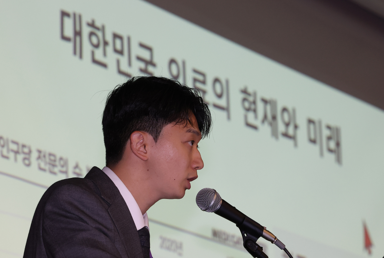김태근 가톨릭중앙의료원 전공의협의회 비상대책위원회 대표가 31일 오전 서울 서초구 서울성모병원에서 열린 ‘의정갈등을 넘어 미래 의료 환경으로’ 심포지엄에서 ‘전공의들이 지켜본 의정갈등 사태’를 주제로 발언하고 있다. [연합]