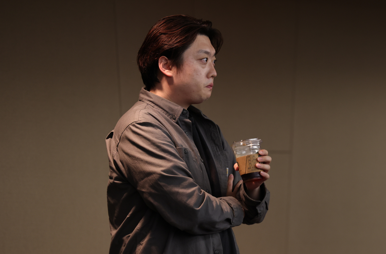 가톨릭대학교 의과대학 교수협의회 비상대책위원회가 31일 오전 서울 서초구 서울성모병원에서 개최하 ‘의정갈등을 넘어 미래 의료 환경으로’ 심포지엄에서 박단 대한전공의협의회 비상대책위원장이 발표를 지켜보고 있다. [연합]