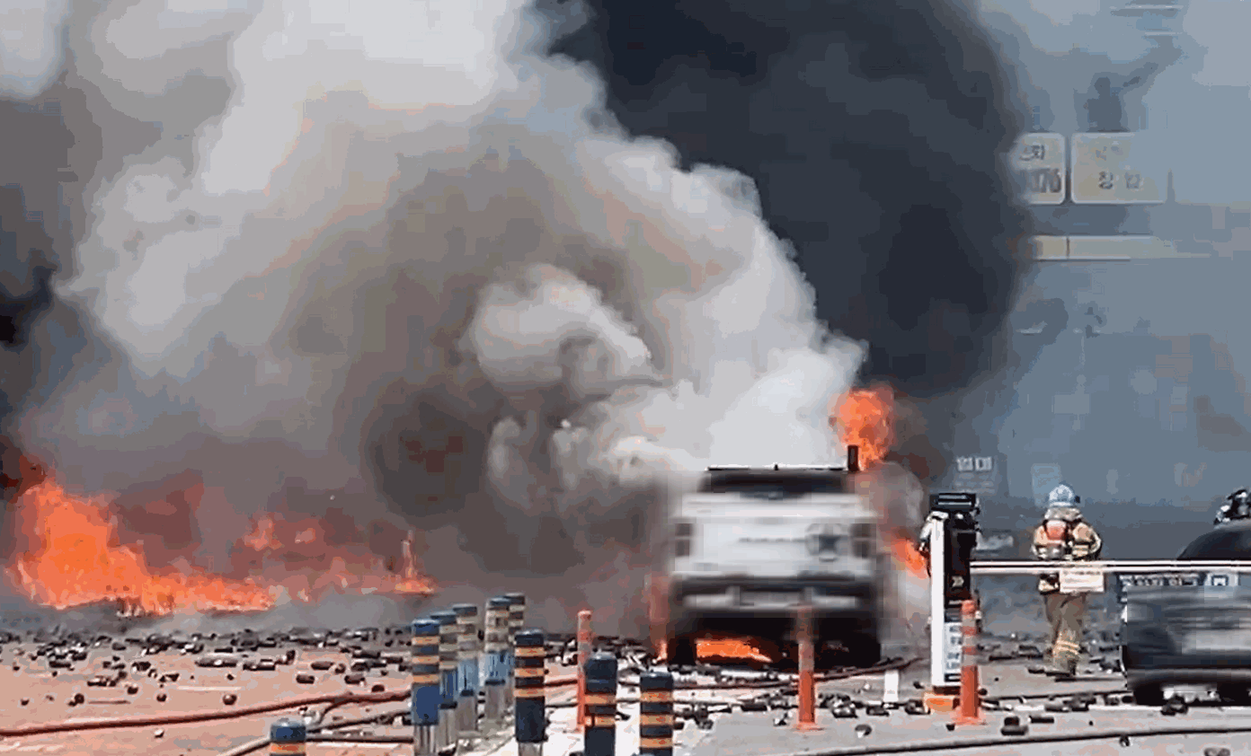 Firefighters try to put out a blaze after multiple butane gas canisters exploded in the parking lot of a discount supermarket in Busan's Gangseo district on Friday. (Busan Metropolitan City Fire Disaster Headquarters)