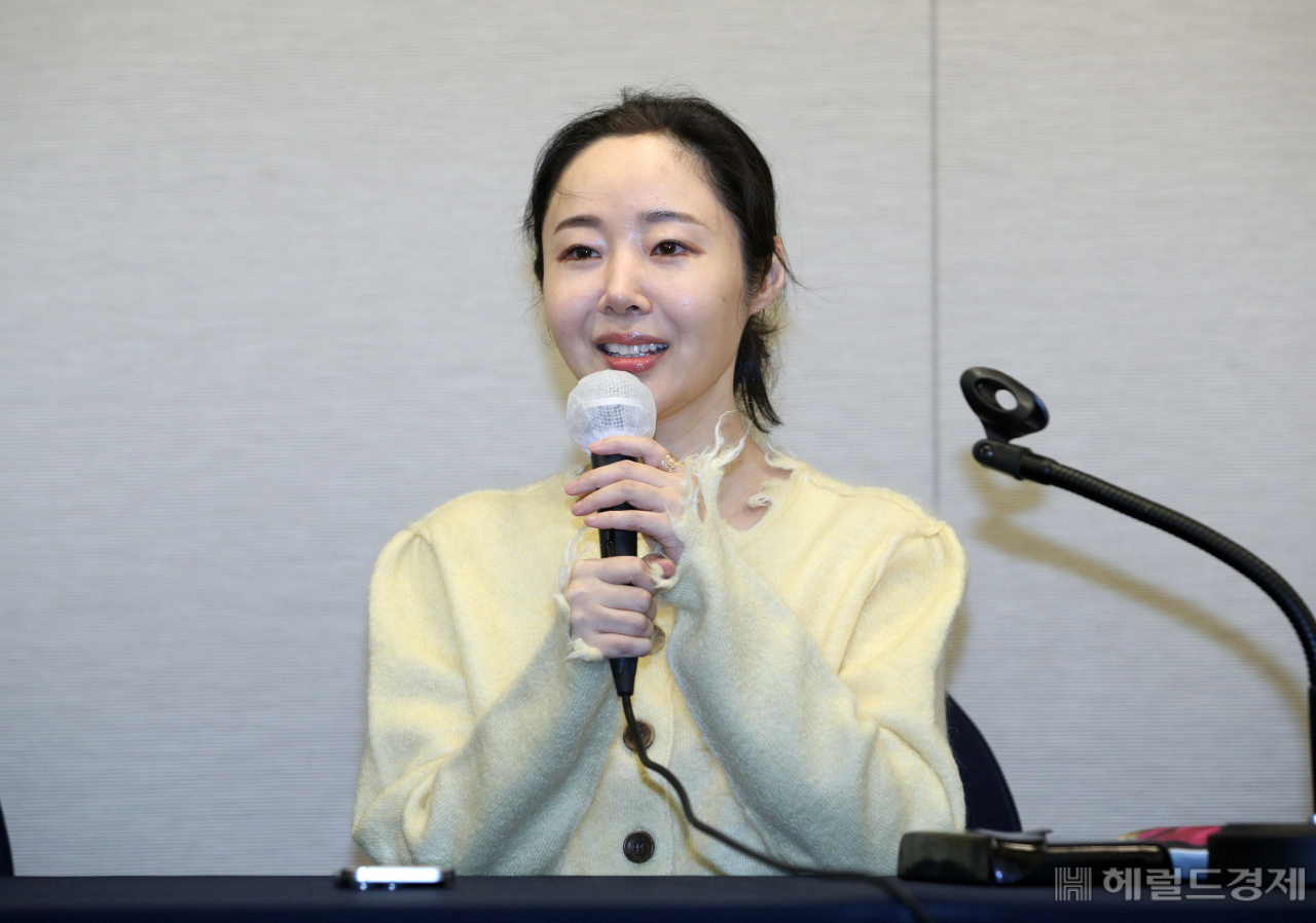민희진 어도어 대표가 지난달 31일 오후 서울 중구 프레스센터에서 어도어 임시주주총회 관련 기자회견을 하고 있다. 민 대표가 입은 옷은 일본 브랜드 퍼버즈(Perverze)의 니트 카디건으로 추정된다. 김희량 기자