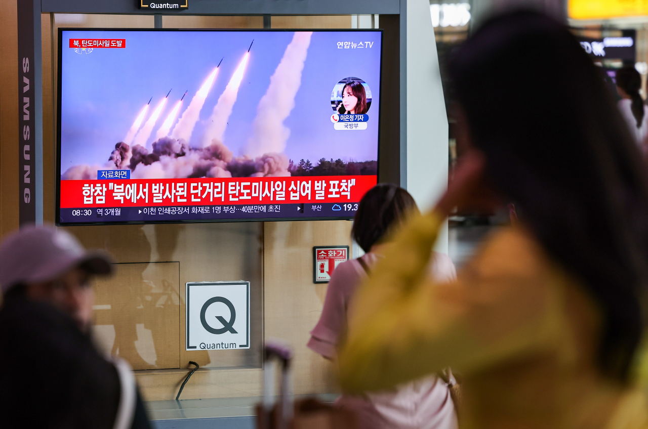 북한이 단거리 탄도미사일을 동해상으로 대거 발사한 30일 오전 시민들이 서울역 대합실에서 관련 뉴스를 보고 있다. [연합]