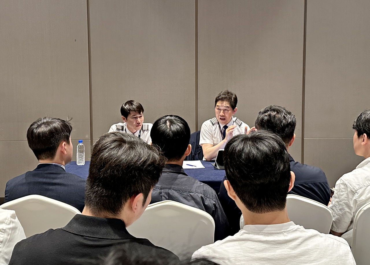 지난 30일 롯데호텔 부산에서 에어부산 운항승무원이 ‘드림멘토’에 참여한 대학생들을 대상으로 멘토링을 하고 있다. [사진=에어부산]