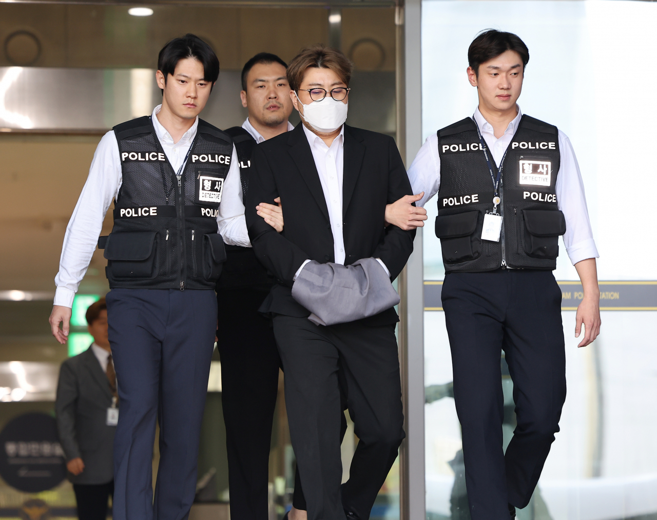 음주 뺑소니 혐의를 받는 가수 김호중이 31일 오전 서울 강남구 강남경찰서에서 검찰로 송치되고 있다. 연합뉴스