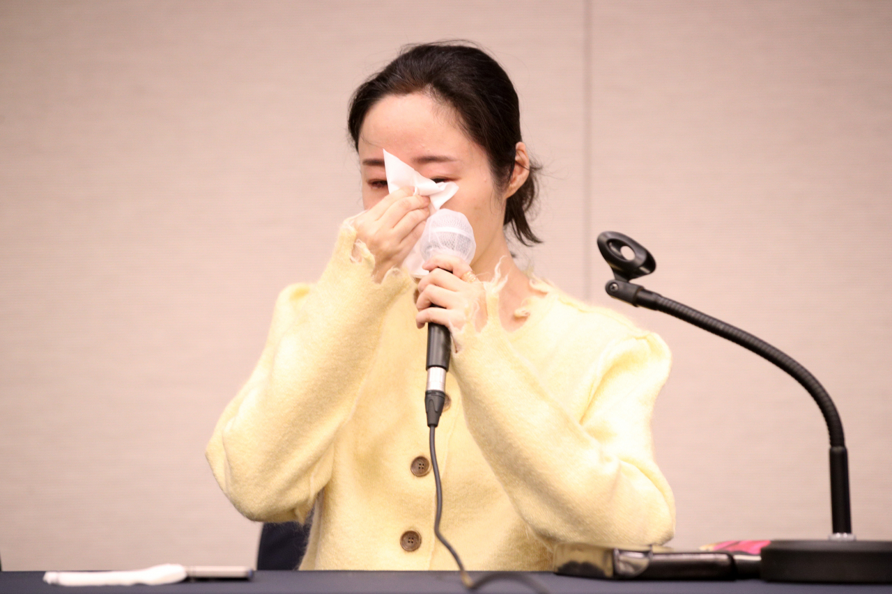 민희진 어도어 대표가 31일 오후 서울 중구 한국프레스센터에서 두 번째 기자회견을 열고 이날 오전 열린 어도어 임시주주총회와 관련한 입장을 발표하던 중 눈물을 흘리고 있다. [연합]