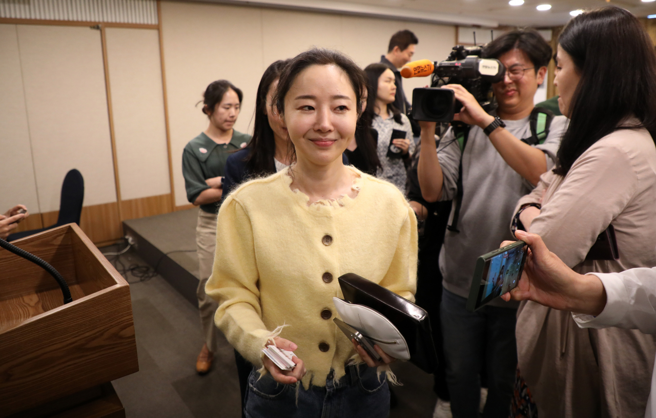 민희진 어도어 대표가 31일 서울 중구 프레스센터에서 어도어 임시주주총회 관련 기자회견을 마치고 퇴장하고 있다. [연합]