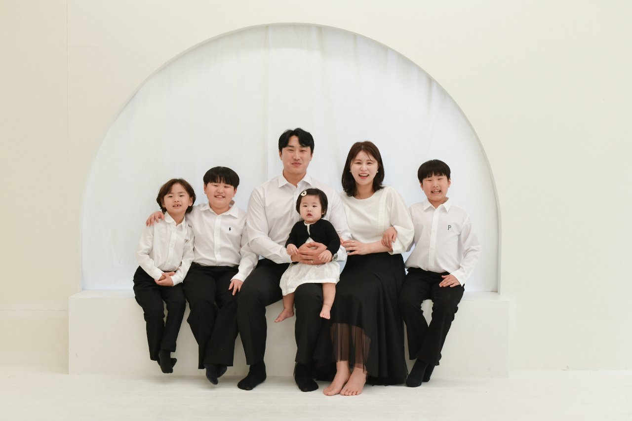 포스코 광양제철소 소속 손영주 대리와 가족들 [포스코 제공]