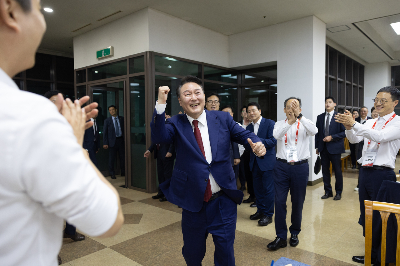윤석열 대통령이 30일 충남 천안 재능교육연수원에서 열린 제22대 국민의힘 국회의원 워크숍에서 만찬을 마친 뒤 어퍼컷 세리머니를 하고 있다. [연합]