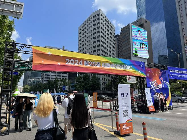 1일 오전 서울 지하철 2호선 을지로입구역 2번출구 인근에 '2024 제25회 서울퀴어퍼레이드' 행사 현수막이 걸려 있다. [연합]