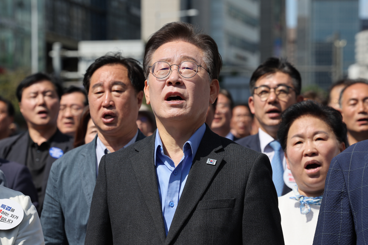 이재명 더불어민주당 대표가 1일 오후 서울역 인근에서 열린 윤석열 정권 규탄 및 해병대원 특검법 관철을 위한 범국민대회에서 애국가 제창을 하고 있다. [연합]
