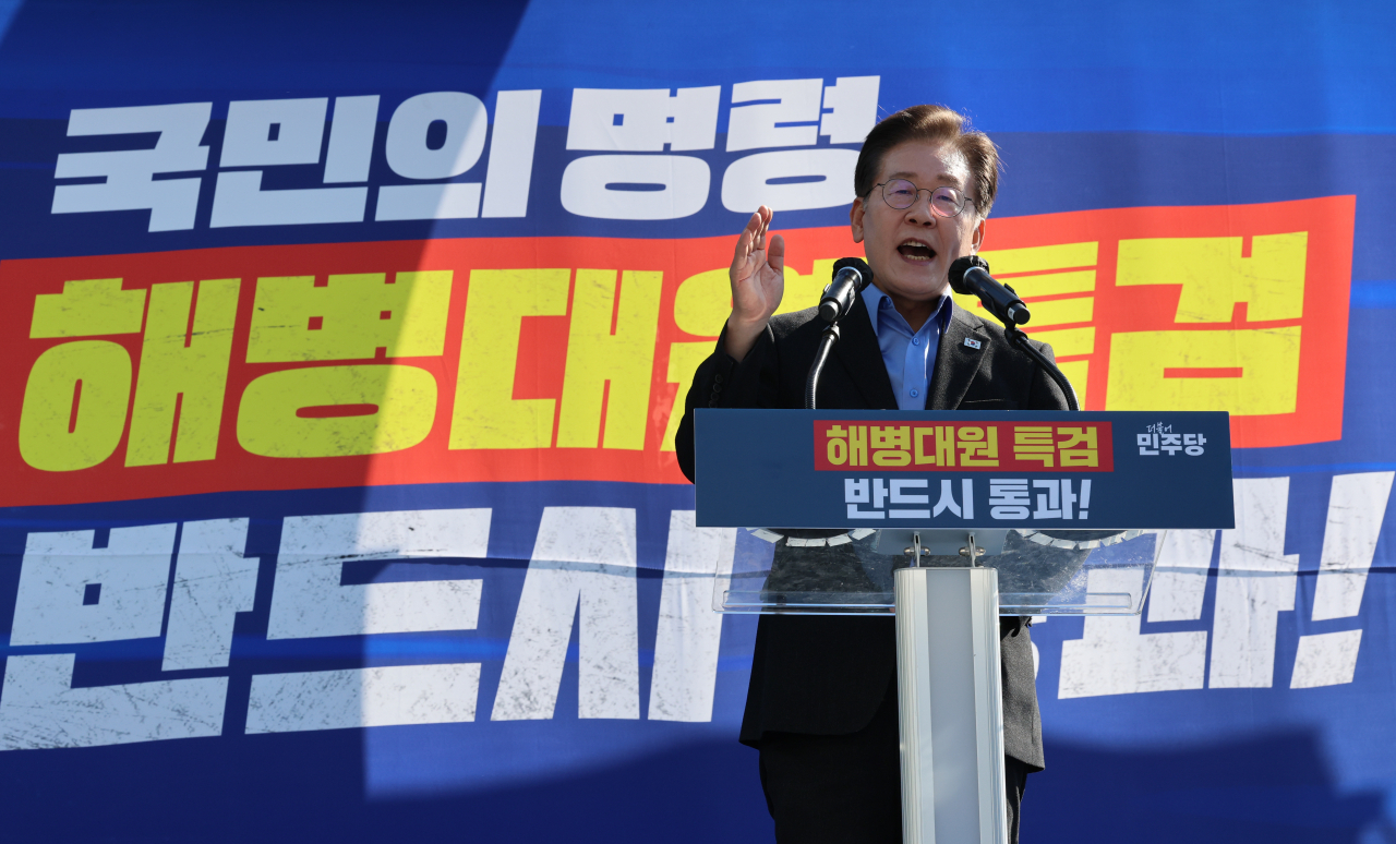 더불어민주당 이재명 대표가 1일 오후 서울역 인근에서 열린 윤석열 정권 규탄 및 해병대원 특검법 관철을 위한 범국민대회에서 인사말을 하고 있다. [연합]
