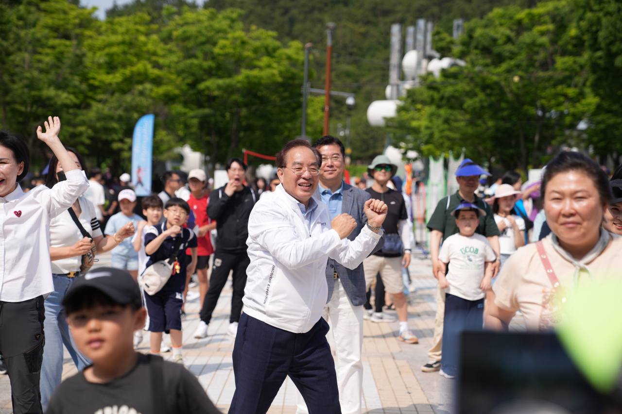 하윤수 부산시교육감(가운데)이 1일 오전 부산 해운대구 장산 대천공원 일대에서 ‘아침체인지 어울림 한마당’ 행사에 참여하고 있다. [사진=부산시교육청]