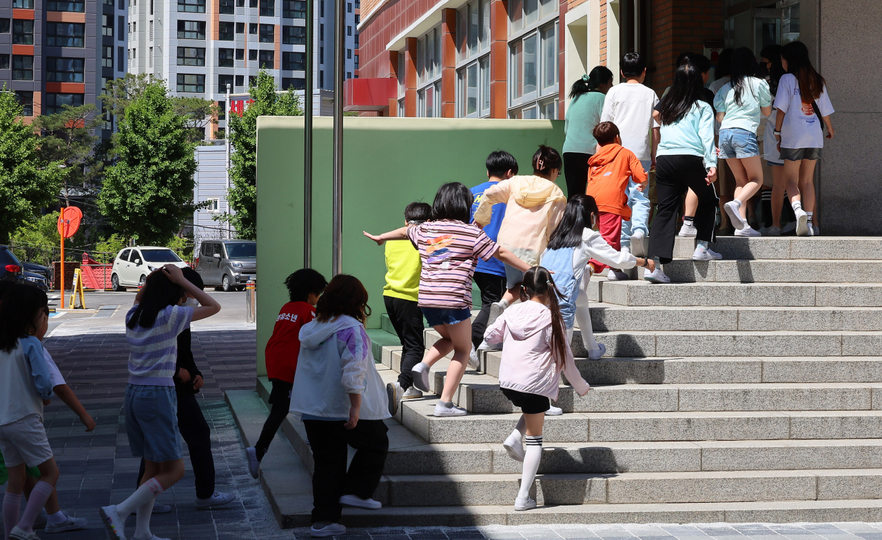 “출산율 높이려면, 여학생 1년 일찍 입학시켜라?”…정부기관의 ‘황당’ 조언