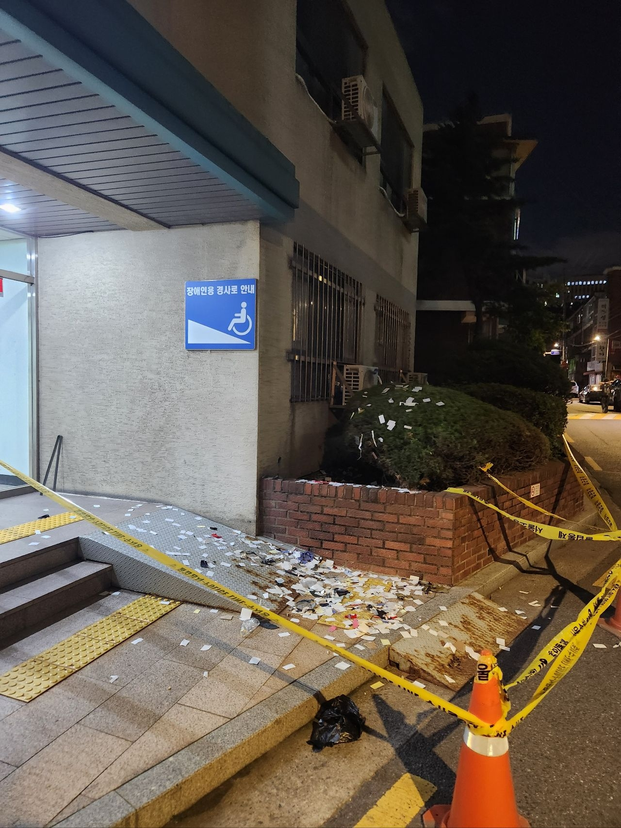 1일 오후 9시께 서울 동대문구 한국외대 교수연구동에서 북한이 살포한 풍선에 들어있었던 쓰레기 종이 더미가 나뒹굴고 있다. [한국외대 에브리타임 캡처]