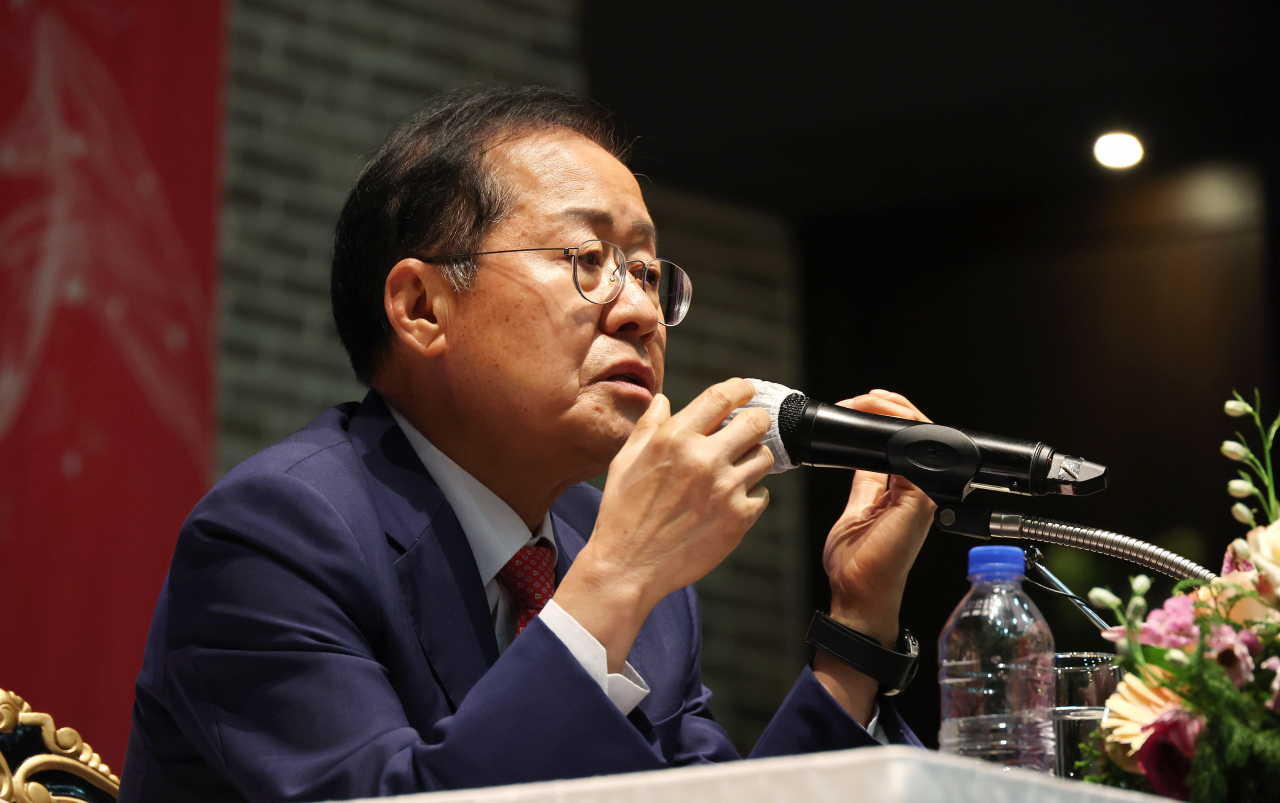 홍준표 대구시장이 5월29일 오후 서울 영등포구 공군호텔에서 열린 2024 새미준 정기세미나에서 '선진대국 시대로 가자'란 주제로 강연하고 있다. [연합]