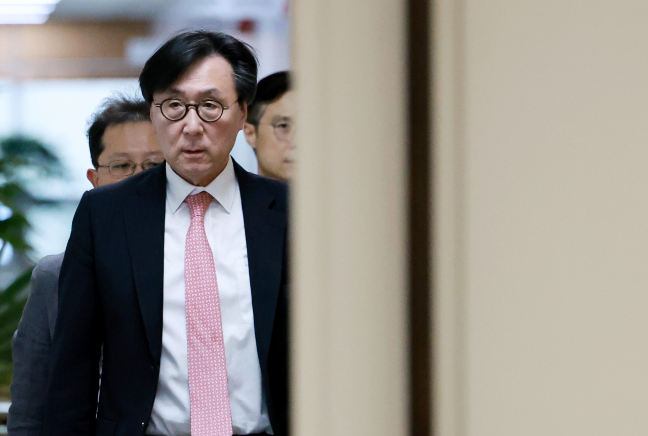 장호진 국가안보실장이 2일 서울 용산 대통령실 청사에서 이날 열린 국가안전보장회의(NSC) 상임위원회 확대회의 관련 브리핑을 하기 위해 브리핑실로 향하고 있다. [연합]