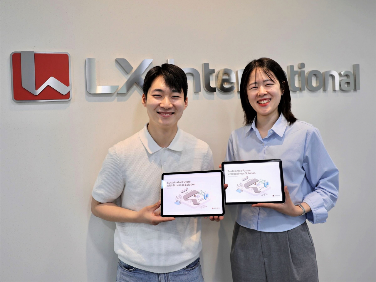 LX인터내셔널 직원들이 ‘2024 지속가능경영보고서’를 선보이고 있다. [LX인터내셔널 제공]