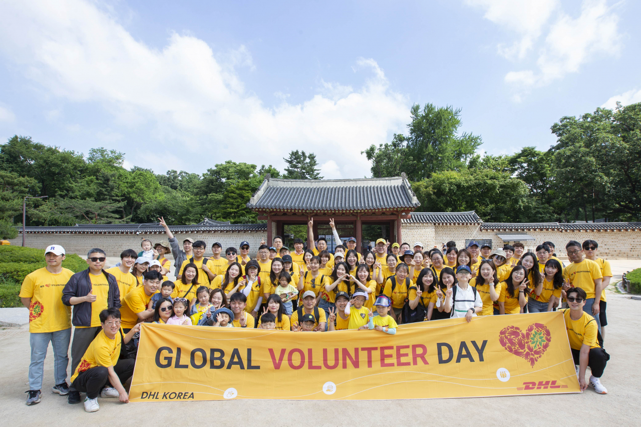 DHL 코리아, 글로벌 발룬티어 데이 맞아 전국에서 다양한 봉사활동 진행. DHL 코리아 임직원들이 창덕궁과 종묘에서 잡초 제거, 고건물 내부 청소 및 둘레길 환경정리(플로깅) 활동을 전개하고 기념사진을 촬영하고 있다. [DHL 제공]