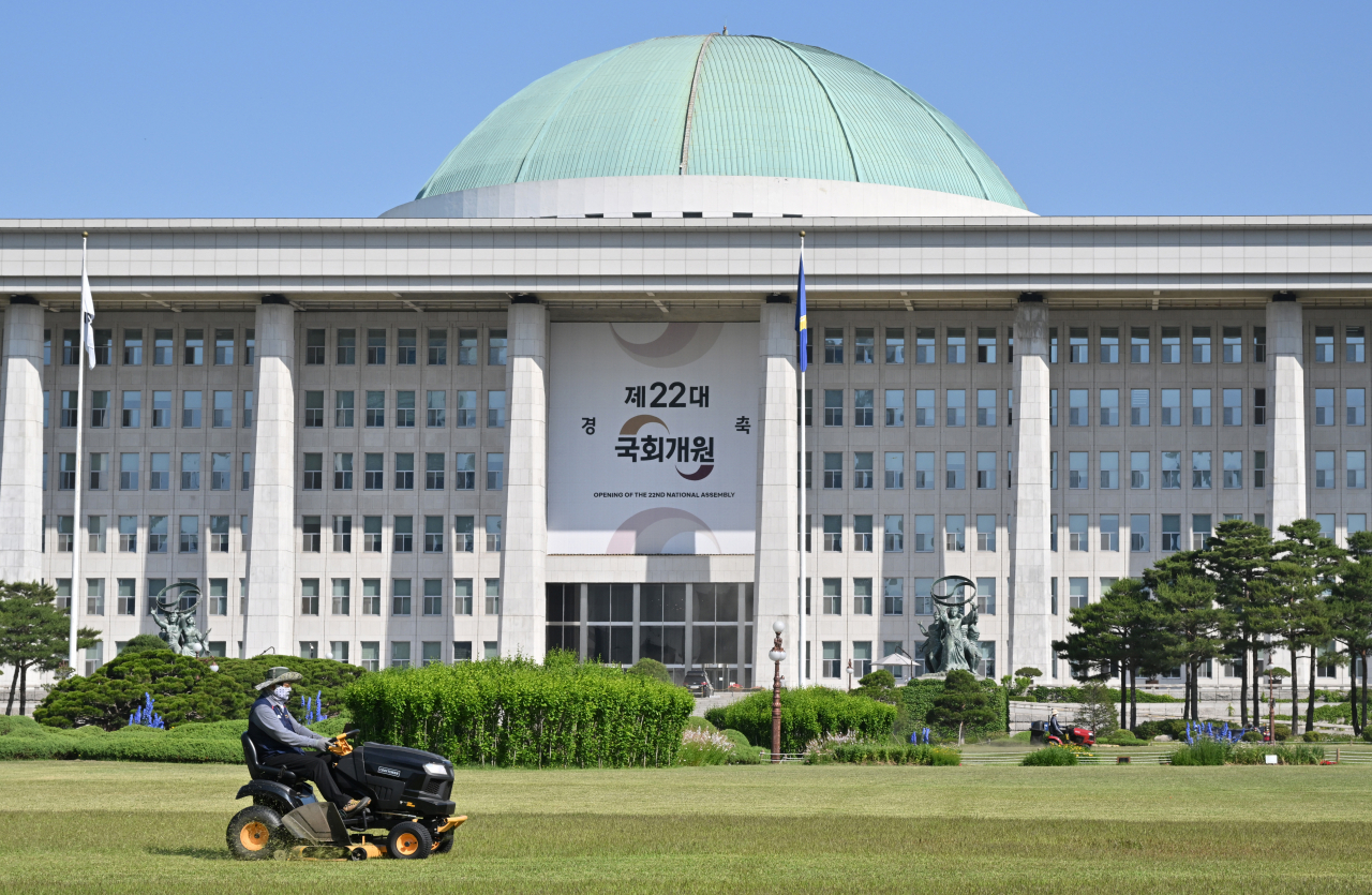 제22대 국회의원 병역이행률이 82%로 나타났다. 자료사진. 제22대 국회 개원을 하루 앞둔 지난달 29일 오전 서울 여의도 국회 본관에 개원 축하 현수막이 설치되어 있다. [임세준 기자]