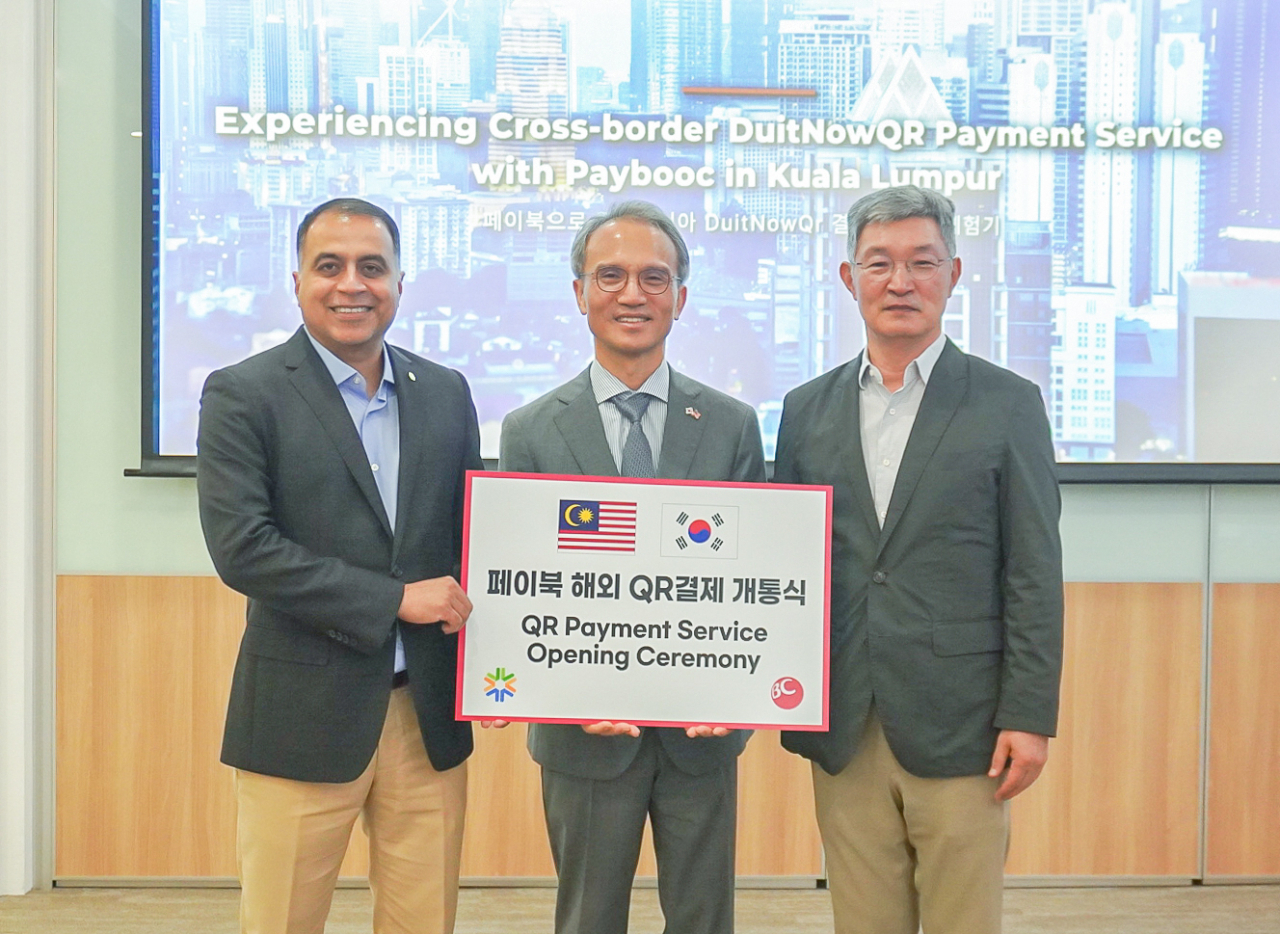BC카드가 본격적으로 말레이시아 진출에 나선다. 현지시간 30일 오후 말레이시아 소재 페이넷사 사옥서 진행된 개통식에 참석한 최원석(오른쪽부터) BC카드 사장, 주말레이시아 한국대사관 여승배 대사, 파르한 아마드(Farhan Ahmad) 페이넷사 사장. [BC카드 제공]