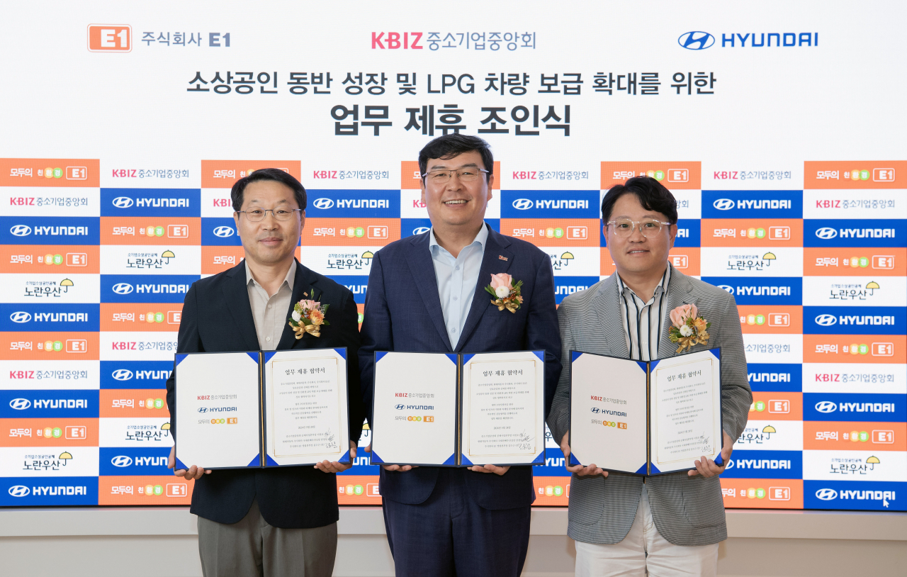 김수근(왼쪽부터) E1 영업본부장, 이창호 중소기업중앙회 공제운영본부장, 안정일 현대차 국내판매추진실장이 지난 5월 28일 진행된 MOU 체결식에서 기념 촬영을 하는 모습. [현대차 제공]
