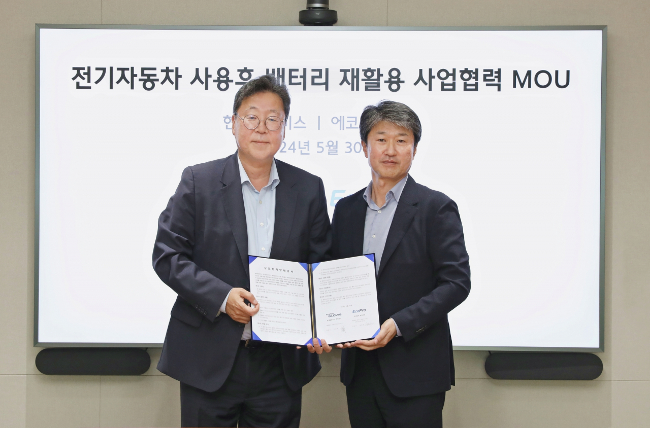 송호준(오른쪽) 에코프로 대표와 이규복 현대글로비스 대표가 지난달 30일 폐배터리 재활용 관련 MOU를 맺은 뒤 기념 촬영을 하고 있다. [에코프로 제공]
