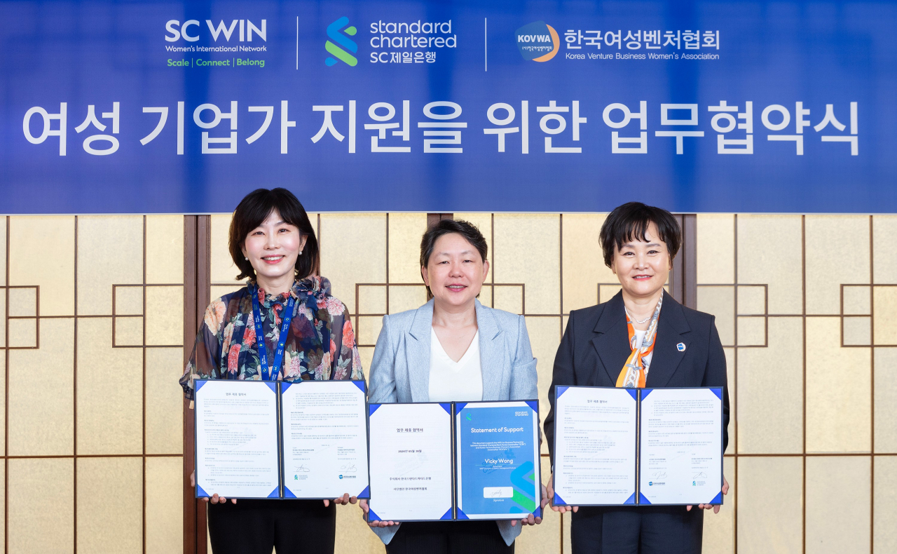 지난달 30일 서울 종로구 SC제일은행 본사에서 열린 ‘SC제일은행과한국여성벤처협회 협약식’에서 참석자들이 기념촬영을 하고 있다. 왼쪽부터 김단주 SC제일은행 중소기업금융부문장, 비키 웡 SC그룹 SME Transaction&Treasury Management Products 부문 글로벌 헤드, 윤미옥 사단법인 한국여성벤처협회장. [SC제일은행 제공]