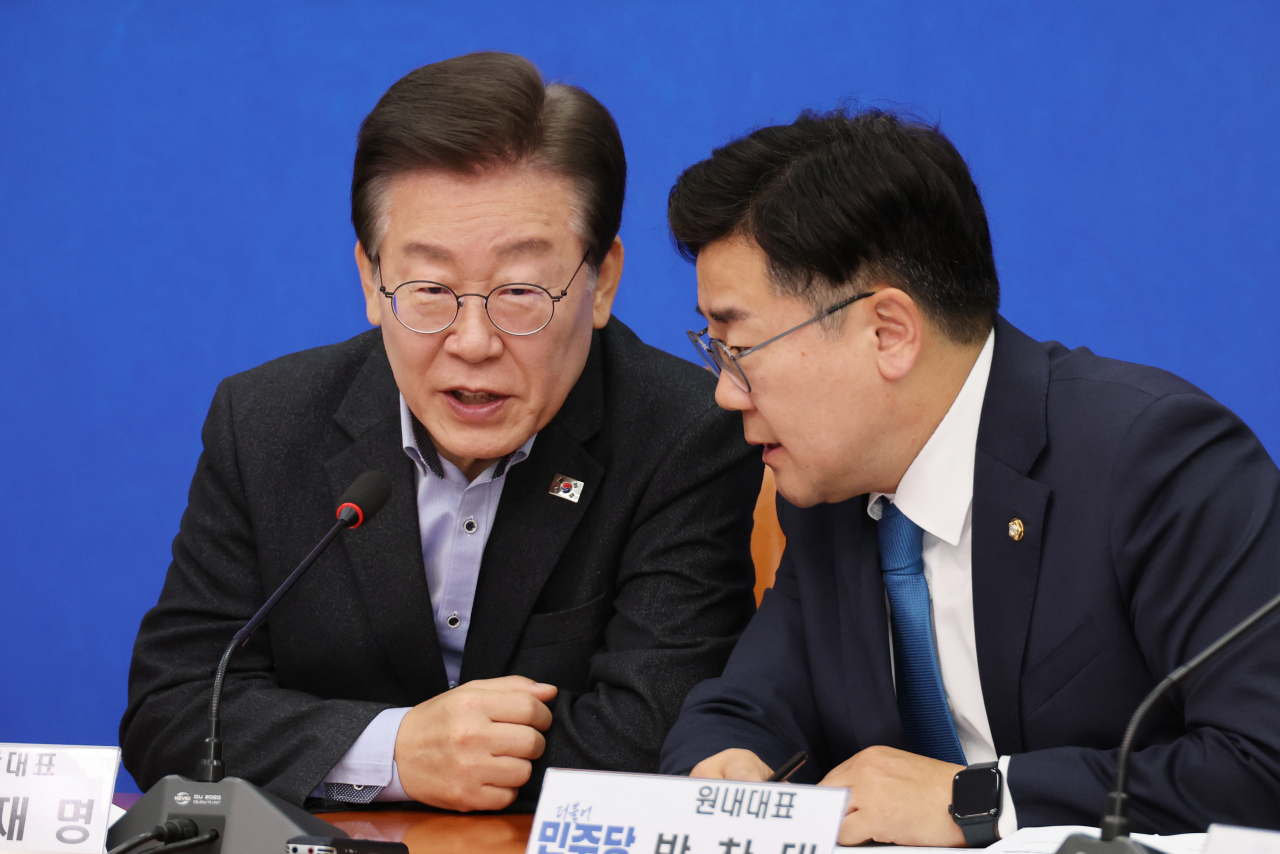 이재명(왼쪽) 더불어민주당 대표와 박찬대 원내대표가 3일 오전 서울 여의도 국회에서 열린 최고위원회의에서 대화하고 있다. [연합]