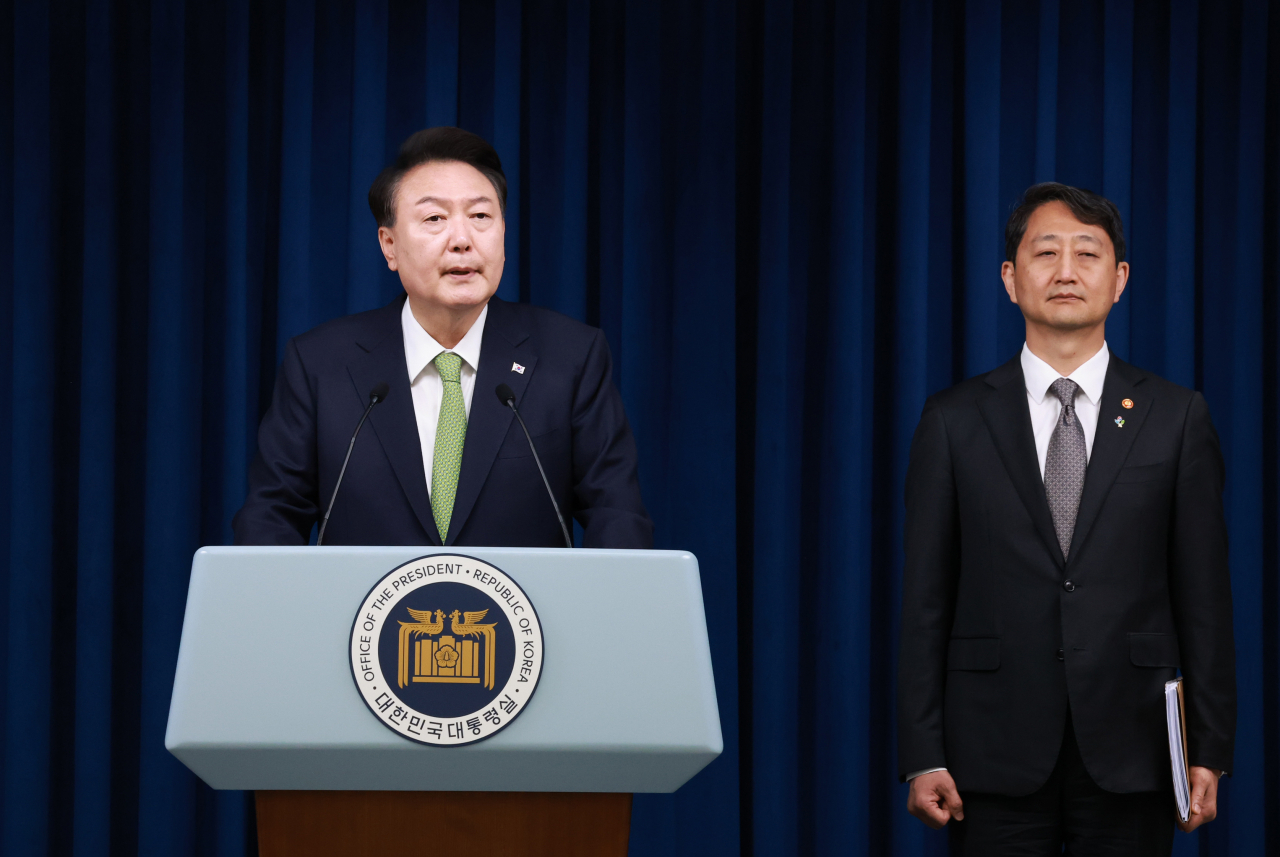 윤석열 대통령이 3일 오전 서울 용산 대통령실 청사 브리핑실에서 경제 현안과 관련해 국정 브리핑을 하고 있다. [연합]