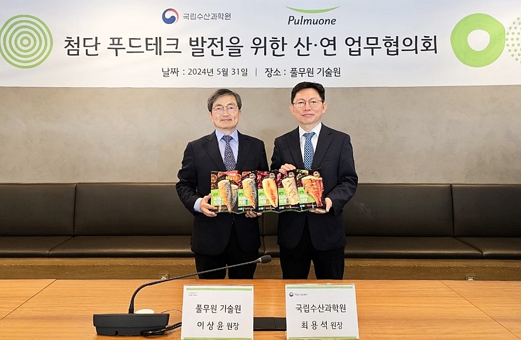 지난달 31일 풀무원기술원에서 열린 ‘첨단 푸드테크 발전을 위한 산·연 업무협의회’에서 이상윤(왼쪽) 풀무원 기술원 원장과 최용석 국립수산과학원 원장이 ‘1400도 직화 생선구이’ 제품을 들고 기념촬영을 하고 있다. [풀무원 제공]