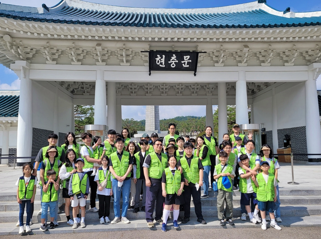 지난 1일(토), 현대엔지니어링 임직원 및 임직원 가족이 국립서울현충원에서 묘역 정화 봉사활동을 한 뒤, 기념촬영을 하고 있다. [현대엔지니어링]