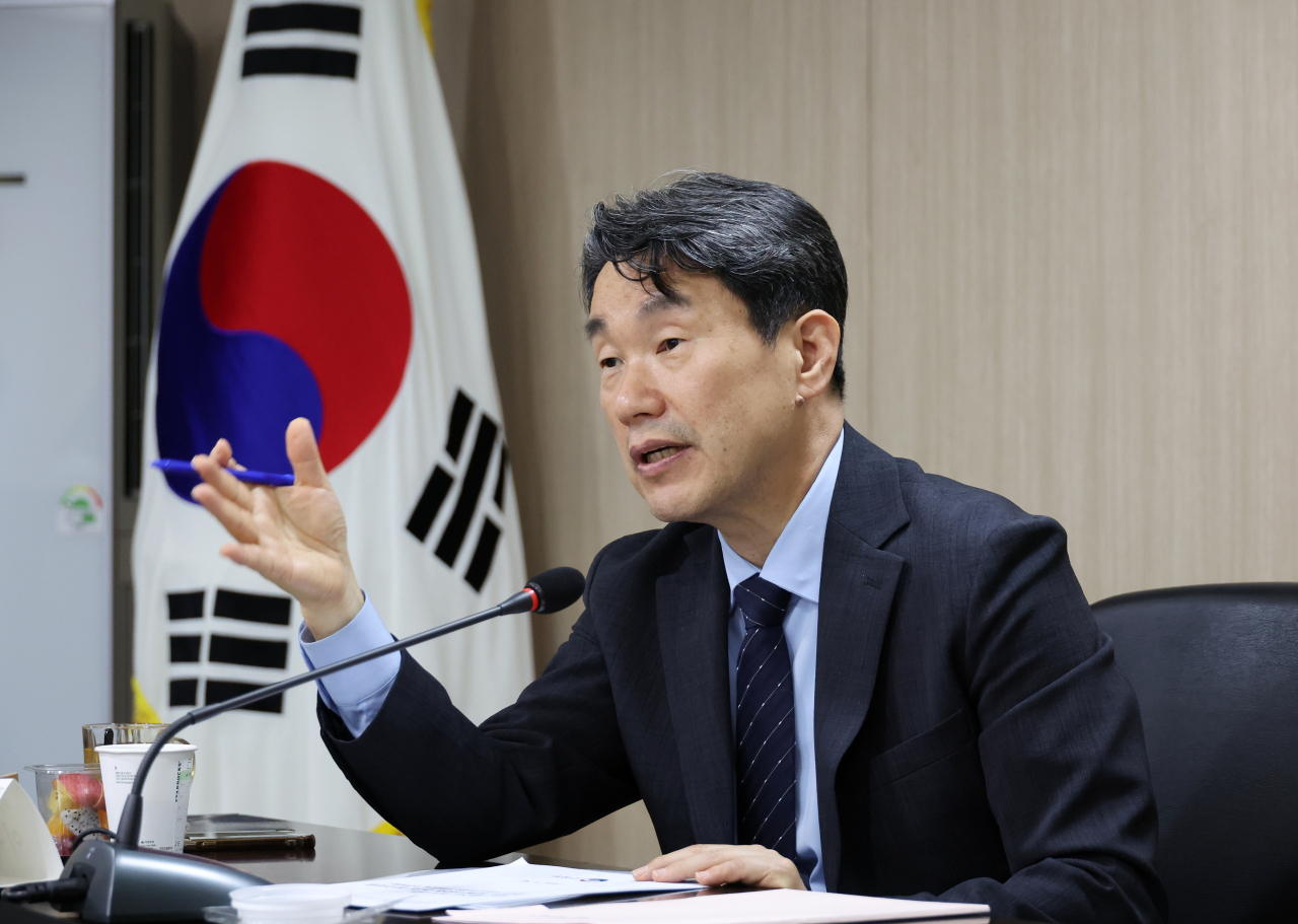 교육부는 3일 전국의과대학교수협의회(이하 전의교협)이 의과대학 입학정원을 늘린 대학 총장을 상대로 민사소송을 제기하겠다 예고하자 “총장이 불법행위 보기 어렵다”며 선을 그었다. 사진은 이주호 사회부총리 겸 교육부 장관. [연합]
