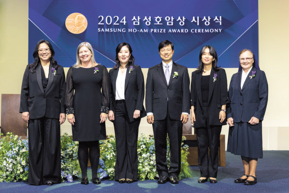 삼성호암상 수상자들이 5월 31일 서울신라호텔 다이너스티홀에서 열린 ‘2024 삼성호암상 시상식’에서 기념 촬영을 하고 있다. 과학상 화학·생명과학부문 혜란 다윈(왼쪽부터) 뉴욕대 교수, 과학상 물리·수학부문 킴벌리 브릭먼 美 국립표준기술연구소 연구원(故 남세우 美 국립표준기술연구소 연구원 대리 수상, 배우자), 공학상 이수인 워싱턴대 교수, 의학상 피터 박 하버드의대 교수, 예술상 한강 소설가, 사회봉사상 제라딘 라이언 아일랜드 성골롬반외방선교수녀회 수녀 [호암재단 제공]