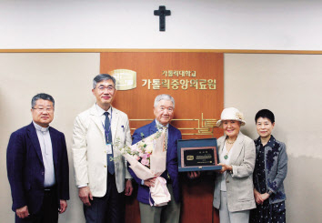 가톨릭중앙의료원이 지난달 20일 가톨릭대 동문 김미지(오른쪽 두 번째) 씨에게 감사패를 전달하고 있다. 왼쪽부터 가톨릭중앙의료원의 이재열 병원경영실장, 이화성 원장, 김씨 남편 이성걸 씨 [가톨릭중앙의료원 제공]