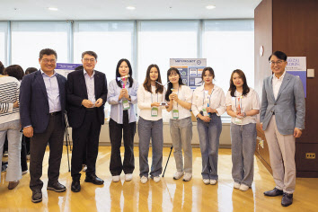 이시우(왼쪽 두 번째) 포스코 사장이 ‘포스코 ESG 레벨업그라운드’발표회에서 한양대학교 대학생들과 기념 촬영을 하는 모습 [포스코그룹 제공]