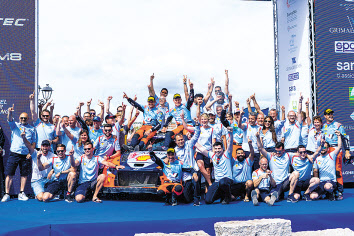 2024 WRC 이탈리아 랠리에서 더블 포디움을 달성한 현대 월드랠리팀이 시상식에서 환호하고 있다. [현대차 제공]