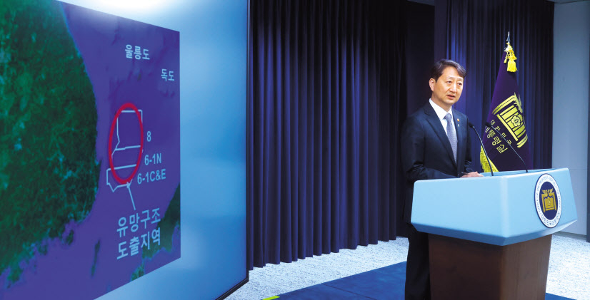 안덕근 산업통상자원부 장관이 3일 서울 용산 대통령실 브리핑룸에서 영일만 앞바다 석유·가스 매장 가능성 관련 브리핑을 하고 있다. [뉴시스]