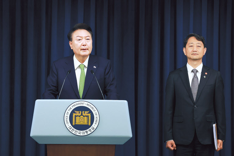 윤석열 대통령이 지난 3일 서울 용산 대통령실 청사 브리핑실에서 열린 국정브리핑에서 동해 석유·가스 매장과 관련해 발표하는 모습 [연합]