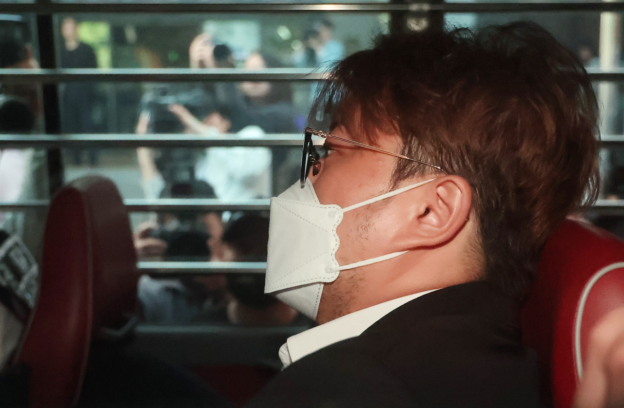 음주 뺑소니 혐의를 받는 가수 김호중이 5월 31일 오전 서울 강남구 강남경찰서에서 검찰로 송치되며 호송차에 탄 모습 [연합]