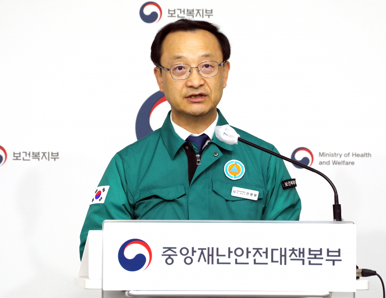 전병왕 의사 집단행동 중앙재난안전대책본부(중대본) 제1통제관(보건복지부 보건의료정책실장)이 3일 오전 정부세종청사에서 열린 중대본 회의 결과를 설명하고 있다.[연합]